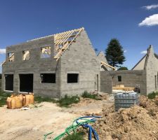 Début de charpente. Traditionnelle pour la maison, fermette pour garage