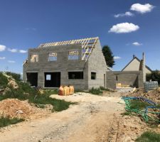 Début de charpente. Traditionnelle pour la maison, fermette pour garage