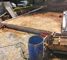 Élévation du vide sanitaire, mise en place des poutrelles et des hourdis.
Garage sur radier.