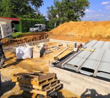 Élévation du vide sanitaire, mise en place des poutrelles et des hourdis.
Garage sur radier.