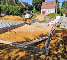 Élévation du vide sanitaire, mise en place des poutrelles et des hourdis.
Garage sur radier.