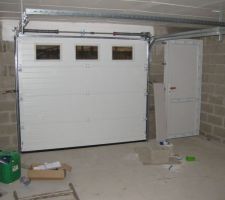 1ere porte de garage   porte de service donnant accès au "1er" sous sol sous la terrasse.