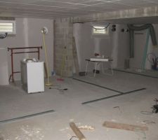 Vue d'ensemble d'une partie, qui sera aménagée, du garage (pièce de vie, buanderie, local technique)