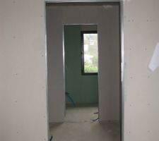 Vue, depuis la chambre parentale, du dressing traversant qui permet d'accéder à la SDB parentale