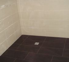 Carrelage de la douche &agrave; l'italienne et fa&iuml;ence murale termin&eacute;