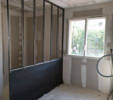 Installation d'une cloison verrière pour délimité le coin bureau sur le dégagement de l?étage