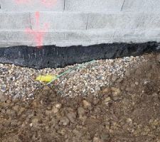 Drain recouvert de terre sans pose de geotextile