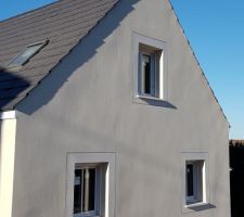 Ce soir, on voit bien les défauts du crépis, les boules... je corrige, soleil rasant on voit les defauts 5 mn puis plus rien...dixit l'expert ...et c'est vrai j'ai refait l'experience sur ma maison actuelle:pareil!!!! ca m'a rassurée