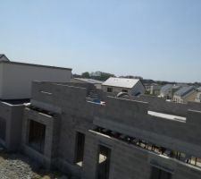 Ça fait tout bizarre ces acrotères inachevés. Une vraie curiosité architecturale ?