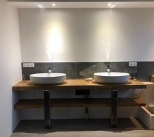 Installation du meuble de salle de bain parental ( Plots de chêne que nous avons façonné avec ma femme), ne manque plus que le miroir
