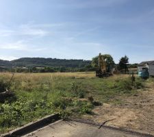 Les travaux ne devraient pas tarder a commencer. 
Engins sont arriv&eacute;s sur le chantier