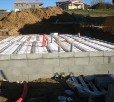 Samedi 13 Novembre : temps magnifique les maçons finissent le vide sanitaire.