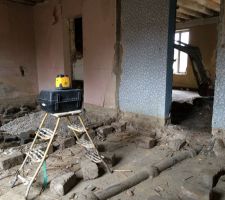 Je voulais aussi vous montrer l'ampleur des travaux de maconnerie. Au rez de chaussée, le parquet et le carrelage étaient posés sur le vide sanitaire, il n'y avait aucune isolation. Il a donc fallu casser