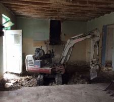 Je voulais aussi vous montrer l'ampleur des travaux de maconnerie. Au rez de chaussée, le parquet et le carrelage étaient posés sur le vide sanitaire, il n'y avait aucune isolation. Il a donc fallu casser