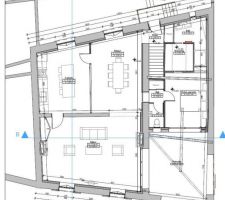 Nous avons travaillé avec notre architecte François BERNIER à Pérouges.
Voici les plans qu'il nous a proposés.
C'était une maison non habitée depuis 5 ans.
Seul l'étage avait était occupé. Le rez de chaussée servait de débarras.
C'était une maison de 170 m2 avec pleins de petites piièces et de longs couloirs.
Nous voulions bénéficier d'une belle vue sur la campagne, aussi nous avons décidé avec l'architecte, de mettre les pièces à vivre et une chambre parentale au premier étage avec la terrasse d'hiver et les chambres enfants et bureau au rez de chaussée.
A chaque étage, il y a une salle de bain et des toilettes.
Les plans ont été un peu modifiés pendant les travaux.
Nous avons fait déplacer les escaliers afin d'avoir une entrée plus grande.
Nous avons ajouté un vélux dans la chambre parentale