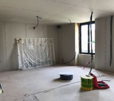 Quelques photos des travaux d'isolation. Sur cette photo, vous voyez la verri&egrave;re que nous avons trouv&eacute;e sur le bon coin. 
Nous l'avons d&eacute;cap&eacute;e et peinte en blanc (4 weekend)