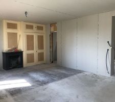 Quelques photos des travaux d'isolation.
Sur cette photo, vous voyez la chemin&eacute;e qu'on a gard&eacute; ainsi que l'armoire qu'on a conserv&eacute;e.