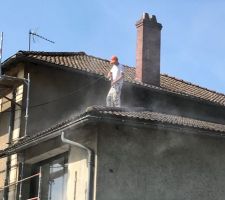 Début juillet, nous faisons nettoyer le toit qui avait beaucoup de mousse.
La toiture doit avoir une cinquantaine d'années mais à l'époque les tuiles étaient de très bonne qualité.
Le facadier qui s'occupe du ravalement fait aussi le traitement des toitures alors nous lui avons demandé d'intervenir sur les tuiles.
Le procédé, une pulvérisation de produit, un décapage au karcher, et une pulvérisation de produit protecteur.
Le résultat est vraiment top. C'est la société CAF RENOVATION à Décines - 06.64.87.87.62.