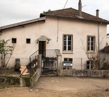 La maison a deux accès, donc deux entrées.
voici la photo de la maison avant les travaux.
Il y a un petit jardin bien suffisant car nous n'aimons pas jardiner.