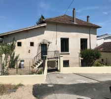 La maison a deux accès, donc deux entrées.
voici la photo de la maison après les travaux
Il y a un petit jardin bien suffisant car nous n'aimons pas jardiner.