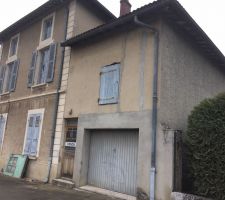 La maison a deux accès, donc deux entrées.
voici la photo de la maison avant les travaux