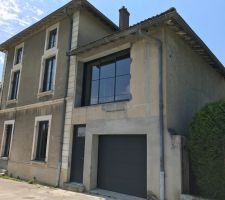 La maison a deux accès, donc deux entrées.
voici la photo de la maison après les travaux mais avant le ravalement.
Nous avons créé une ouverture qui sera la terrasse fermée.