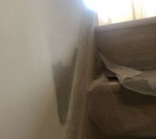 Joint entre escalier et cloisons de 2cm en mastic souple