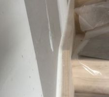 Joint entre escalier et cloisons de 2cm en mastic souple