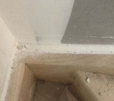 Joint entre escalier et cloisons de 2cm en mastic souple