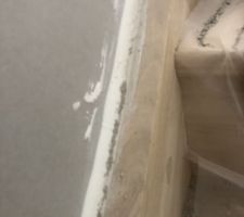 Joint entre escalier et cloisons de 2cm en mastic souple