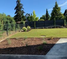 Massif au fond de la place de parking + gazon en rouleau et plantations diverses