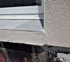Reprise du seuil de la baie vitrée complétement loupé avec teinte différente au niveau de l'enduit et débordement 1cm par rapport à la façade.