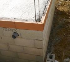 Bonjour,



Voici les dernières photos, d'hier soir, la dalle a été coulée dans la journée de vendredi 12-07-19.

Maintenant, je reste en attente d'un rendez-vous de chantier qui ne devrait pas tarder, car vu avec le CDT.



Avez-vous quelques conseils concernant cette étape ?



Merci Bq