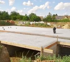 Bonjour,



Voici les dernières photos, d'hier soir, la dalle a été coulée dans la journée de vendredi 12-07-19.

Maintenant, je reste en attente d'un rendez-vous de chantier qui ne devrait pas tarder, car vu avec le CDT.



Avez-vous quelques conseils concernant cette étape ?



Merci Bq