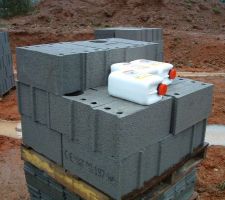 Mmm... aucune id&eacute;e de ce qu'il y a dans ces bidons... :)