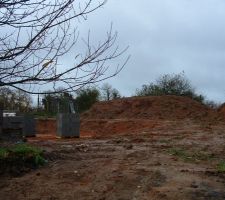 Ah &ccedil;a y est, les fondations ont commenc&eacute; :)