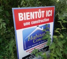 La pancarte du constructeur (Habitat Concept &agrave; Valenciennes) annonce la construction &agrave; venir.