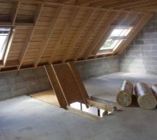 L'isolation a débutée vendredi 12. Le bas est terminée, lundi l'étage sera finie.