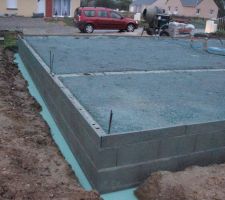 Arri&egrave;re droit vers l'entr&eacute;e du terrain