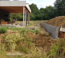 Mur à l'ouest en limite de partie constructible pour aplanir le terrain et éviter que le terrain au dessus ne descende chez nous à chaque pluie