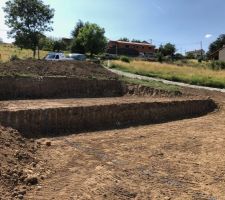 D&eacute;but du terrassement 
je suis assez surpris par la rapidit&eacute; de r&eacute;alisation
bon &ccedil;a fait un peu bizarre au d&eacute;but car on a l'impression que c'est tout petit mais apriori c'est normal :D