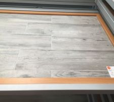 Choisi au showroom
Carrelage entr&eacute;e salon salle &agrave; manger et cuisine 
Imitation parquet gris