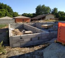 Début du chantier, hier béton lourd de coulé, aujourd'hui le vide sanitaire à déjà bien avancé