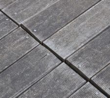 La surface de la terrasse: lames vissées au milieu, avec du jeu...