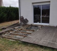 La terrasse en partie démontée, sous la baie vitrée.