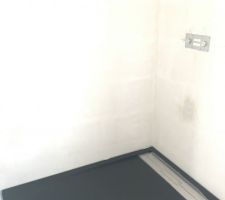Plâtres de la salle d'eau parentale avec le bac à douche noir