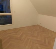 Pose du parquet contrecollé en bâtons rompus de la chambre