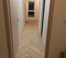 Pose du parquet contrecollé en bâtons rompus de la chambre