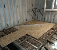 Je commence le plancher, j'ai mis du panneau sandwitch entre les traverse du container etancher avec de la mousse expansive a cellule ferm&eacute; puis j'ai mis de la lain de verre , enfin j'ai mis des tasseau de niveau puis visser de l'osb 22mm dessus, un travaille de titan