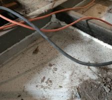 Ici on peu voir le panneau sandwitch en blanc et la mousse autour pour &eacute;tanch&eacute; le tout